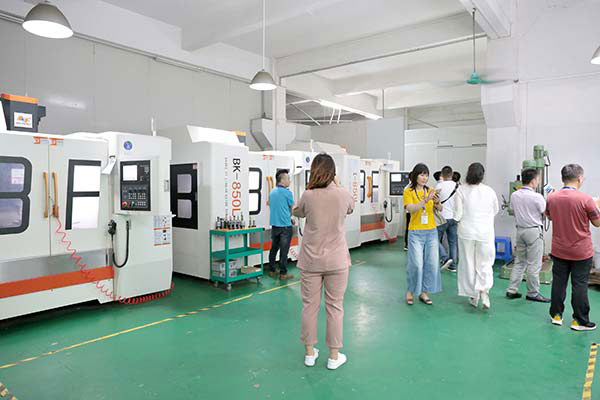 山東盛和塾參觀硅膠加工廠車(chē)間