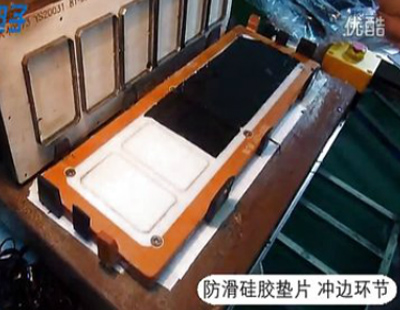 博皓帶你親身體驗(yàn)電動(dòng)沖床機(jī)給硅膠按鍵沖邊過(guò)程